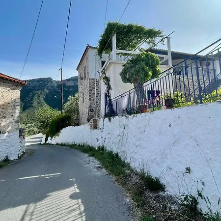 아파트 Politeika Traditional House Tirós