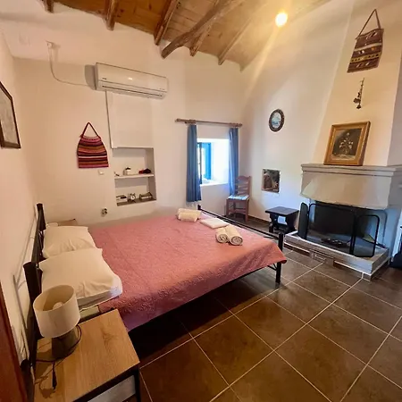 Politeika Traditional House דירה