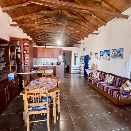 Politeika Traditional House Tirós