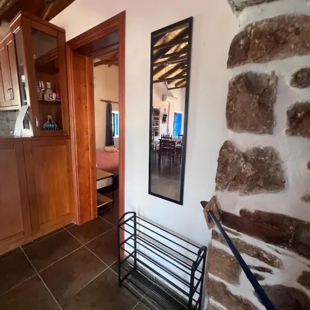 Politeika Traditional House דירה *