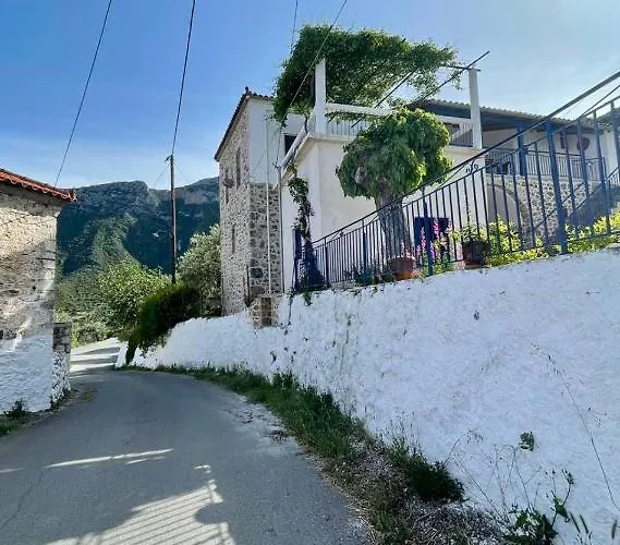 شقة Politeika Traditional House Tirós